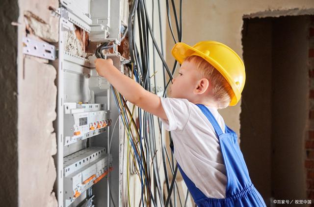 建筑电工是指在建筑工地或建筑物内从事电气安装,维护和维修工作的